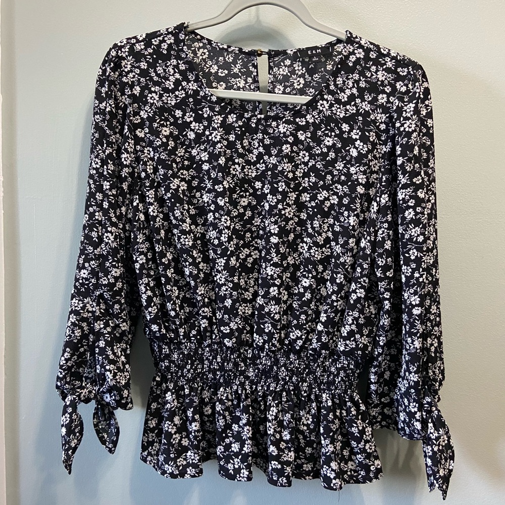 E & M Women’s Smocked Blouse Size Large